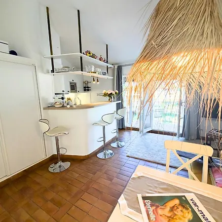 Apartament Renove Avec Balcon Dans Port Grimaud, Parking Inclus - Fr-1-868-11 *